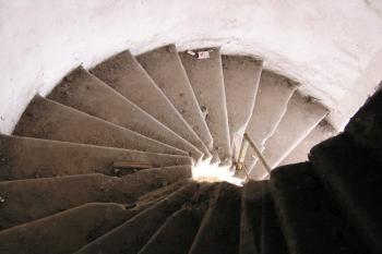 točité schodiště do patra panské budovy předzámčí ( © Jan P. Štěpánek 11/2007)