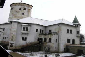 hmota jádra hradu s románskou věží z patra panské budovy předzámčí ( © Jan P. Štěpánek 11/2007)