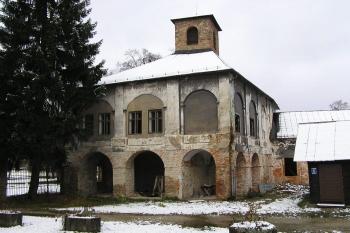 panská budova s kaplí v předzámčí ( © Jan P. Štěpánek 11/2007)