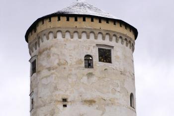 původní románská věž hradu s výrazným břitem ( © Jan P. Štěpánek 11/2007)