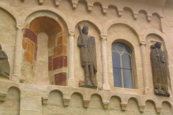 Sochařská výzdoba jižního průčelí (© Alena Š. 07/2004)