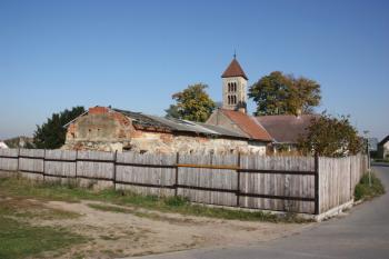 Kostel od západu, v popředí zbytky empirového panského dvora ( © Ivan Grisa 10/2010)