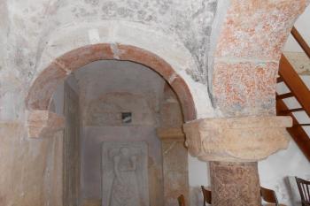 Průhled chodbičkou pod tribunou, vpravo jsou dva pilíře, které ji podpírají (© Jan Večeřa, 06/2015)