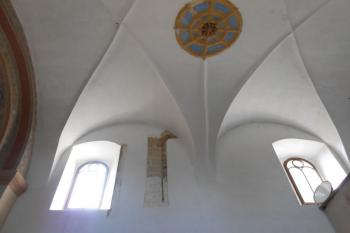 Jižní stěna lodě, zvenčí viditelné románské okénko bylo zazděno v souvislosti s renesančním zaklenutím lodi (© Jan Večeřa, 06/2015)