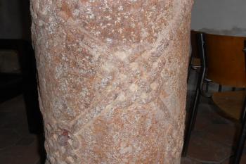 Detail krásné a náročné výzdoby jednoho z pilířů podpírajících tribunu (© Jan Večeřa, 06/2015)