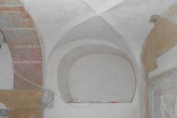 Okrouhlé okénko proražené druhotně v jižní stěně lodi (© Jan Večeřa, 06/2015)