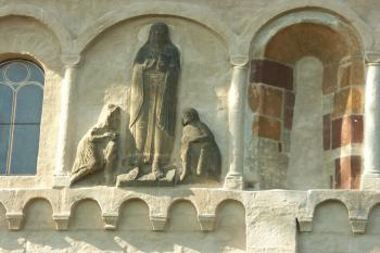 trojsoší nad vchodem ( © Milan Caha 04/2007)