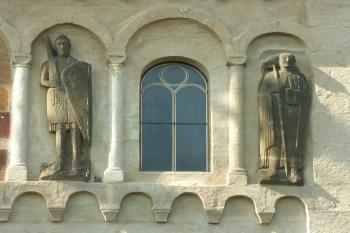 románská sochařská výzdoba - vlevo sv. Václav ( © Milan Caha 04/2007)