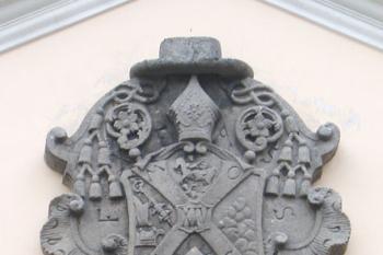 Erb nad vchodem do muzea tabáku ( © Pavel Vítek 05/2007)