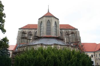 Závěr klášterního chrámu z rajského dvora (© Ivan Grisa, 09/2008)