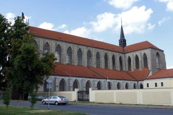 Pohled na klášterní kostel od jihozápadu (© Jiří Cukr, 07/2010)