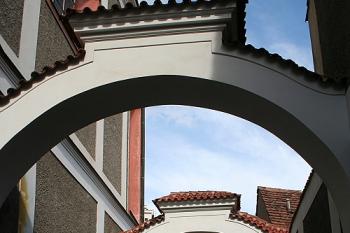 Příchod k sakristii po jižní straně kostela (© Ivan Grisa, 09/2008)
