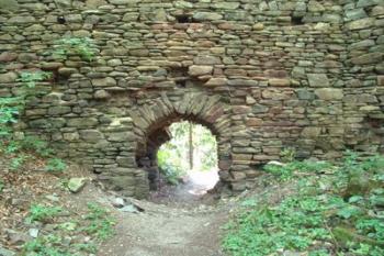 Branka v západní zdi paláce (2002 ©Václav Hodek)