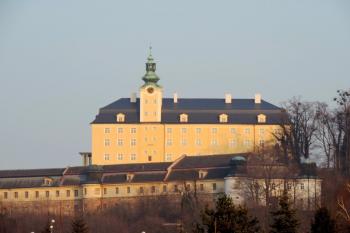 Zámek v pohledu z náměstí ( © Jan P. Štěpánek 2014)