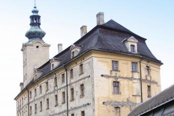 blok horního zámku s věží od západu ( © Jan P. Štěpánek 06/2008)