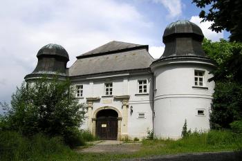 vstupní trakt dolního zámku s nárožními rondely ( © Jan P. Štěpánek 06/2008)