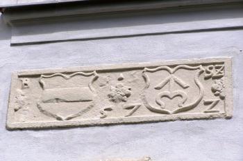 tato pískovcová replika nahradila kamennou desku se znakem Czeiků z Badenfeldu nad branou do dolního zámku ( © Jan P. Štěpánek 06/2008)