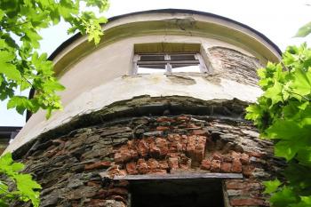 současný stav jednoho z rondelů dolního zámku ( © Jan P. Štěpánek 06/2008)