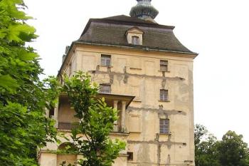 pohled na blok horního zámku od severu ( © Jan P. Štěpánek 06/2008)