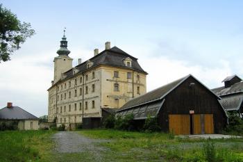 pohled od jihu na blok tzv. horního zámku s nevzhlednými provozními moderními budovami ( © Jan P. Štěpánek 06/2008)