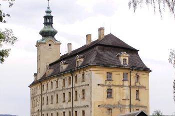 Štíhlá silueta horního zámku s věží od jihu ( © Jan P. Štěpánek 06/2008)