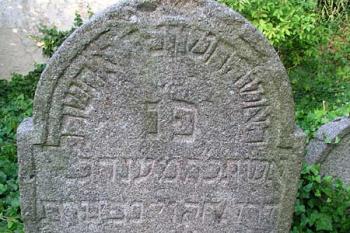 Náhrobek ( © Roman Řezáč 08/2004)