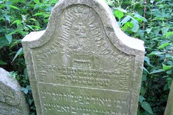Náhrobek ( © Roman Řezáč 08/2004)