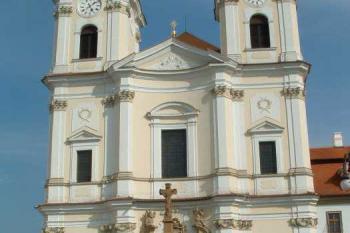 průčelí se sousoším Cyrila a Metoděje (© Stanislav Brebera 07/2004)