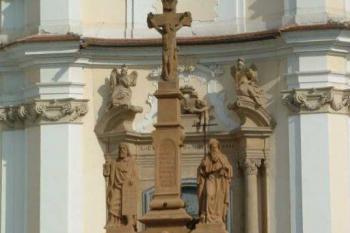 sousoší Cyrila a Metoděje před kostelem (© Stanislav Brebera 07/2004)