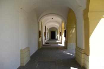 arkádová chodba na boční straně chrámu (© de ardoise 05/2005)