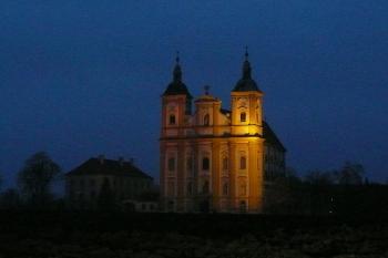 noční pohled na kostelní komplex od silnice na Olomouc ( © Jan P. Štěpánek 12/2009)