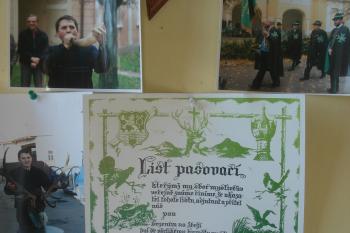 místní kněz v mysliveckém salonku (© Jaromír Schoffer, 08/2010)