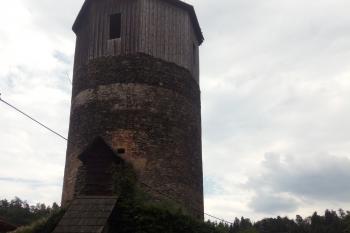 Před nynější hradní bránou... (© Marek Reimann, 07/2017)