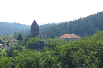 Pirkenštejn - celkový pohled (2003 ©Puffin Puffin)