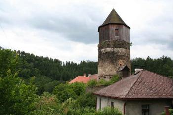 Věž a střecha někdejšího hradního paláce (fary) od severovýchodu (© Ivan Grisa, 06/2008)