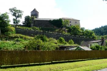 Pohled z podhradí (© Jaroslav Šefčík, 04/2009)