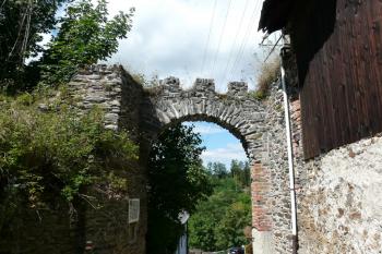 Dolní brána z pohledu od hradu (© Jaroslav Šefčík, 04/2009)