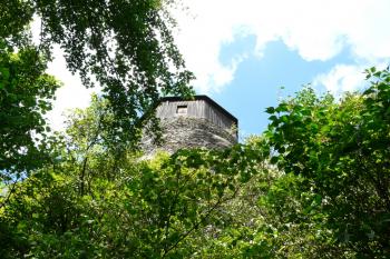 Pohled na věž z podhradí (© Jaroslav Šefčík, 04/2009)