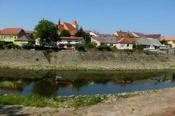 Kostel a okolní zástavba přes rameno Moravy (© Jiří Cukr, 08/2015)