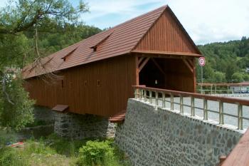 Krytý dřevěný most v Radošově (© Václav Hodek 07/2004)