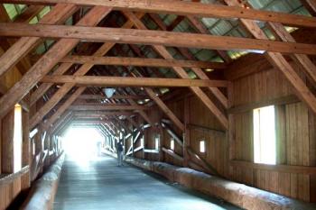 Krytý dřevěný most v Radošově (© Václav Hodek 07/2004)