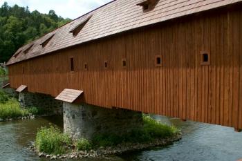 Krytý dřevěný most v Radošově (© Václav Hodek 07/2004)