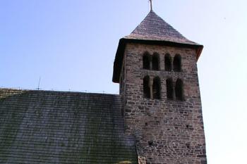 Románská věž se zdvojenými okénky ( © Roman Řezáč 07/2004)
