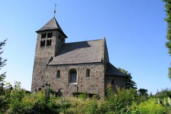 Kostel se hřbitovem ( © Roman Řezáč 07/2004)