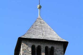 Detail věže a zdvojených okének ( © Roman Řezáč 07/2004)