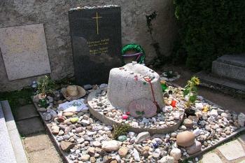 Zde odpočívá Michal Tučný na místním hřbitově.. ( © Roman Řezáč 07/2004)