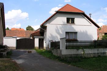 Známé stavení Škopkových ve filmu Slunce, seno.. ( © Roman Řezáč 07/2004)