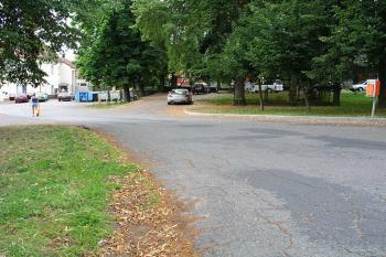 Náměstí před zámkem ( © Roman Řezáč 07/2004)