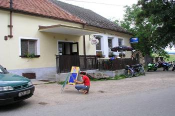 Filmová hospoda, dnes už změněná, zvláště uvnitř ( © Roman Řezáč 07/2004)