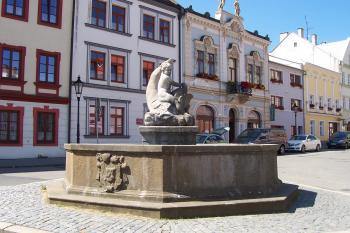 Kroměříž - kostel Nanebevzetí Panny Marie - kašna u něj (© Ivo Rozehnal, 07/2013)